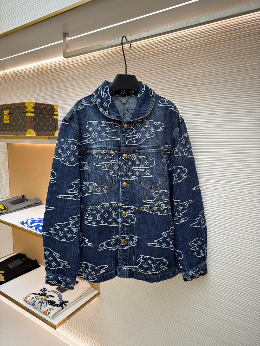 LOUIS VUITTON Cloud jacquard patchwork denim jacket ●Original version: purchased and developed in 19989 ●Item number: 1682135-B70 ●Fabric: denim fabric ●Technology: jacquard production ●Color: blue ●Version: fitted version ●Weight: about 1345 grams ●Size: 46-48-50-52 ●Description: Made of 100% indigo washed denim, the Monogram logo is woven into the moire pattern through jacquard technology, giving it a retro and aged texture. The trousers are made of multiple pieces of fabric using hand-stitching techniques, and the edges of the cloud-like shape are reinforced with pearlescent rivets. It not only retains the five-pocket structure of work jeans, but also embellishes the back waist details with a nubuck Mini Damier label. The front is closed with pearl-textured buttons and zippers, and the fully lined design improves wearing comfort. The whole piece is sewn in an Italian workshop, combining retro aesthetics with luxurious craftsmanship details. The overall wiring is straight and delicate, the fabric is comfortable and soft, and the color is consistent without color difference. It can be matched with the same style to create a fashionable look and control various occasions. Customized accessories, complete with three standards, same style for men and women!